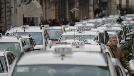 Tassisti protestano per Uber, bloccato centro Genova